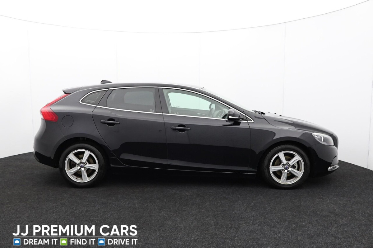 VOLVO V40 1.6 D2 SE NAV HATCHBACK 5DR DIESEL MANUAL EURO 5 (S/S) (115 PS) SAT NAV, BL - 2013 - £5,000