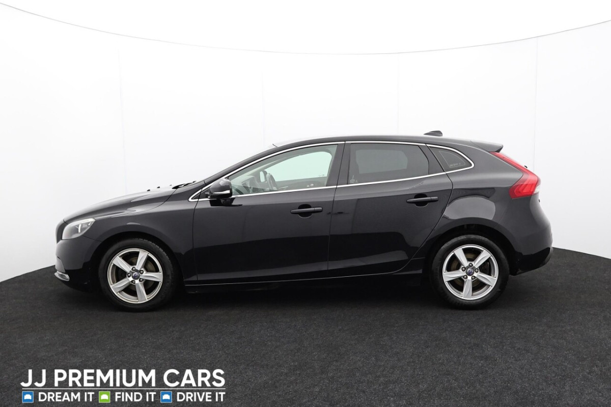 VOLVO V40 1.6 D2 SE NAV HATCHBACK 5DR DIESEL MANUAL EURO 5 (S/S) (115 PS) SAT NAV, BL - 2013 - £5,000