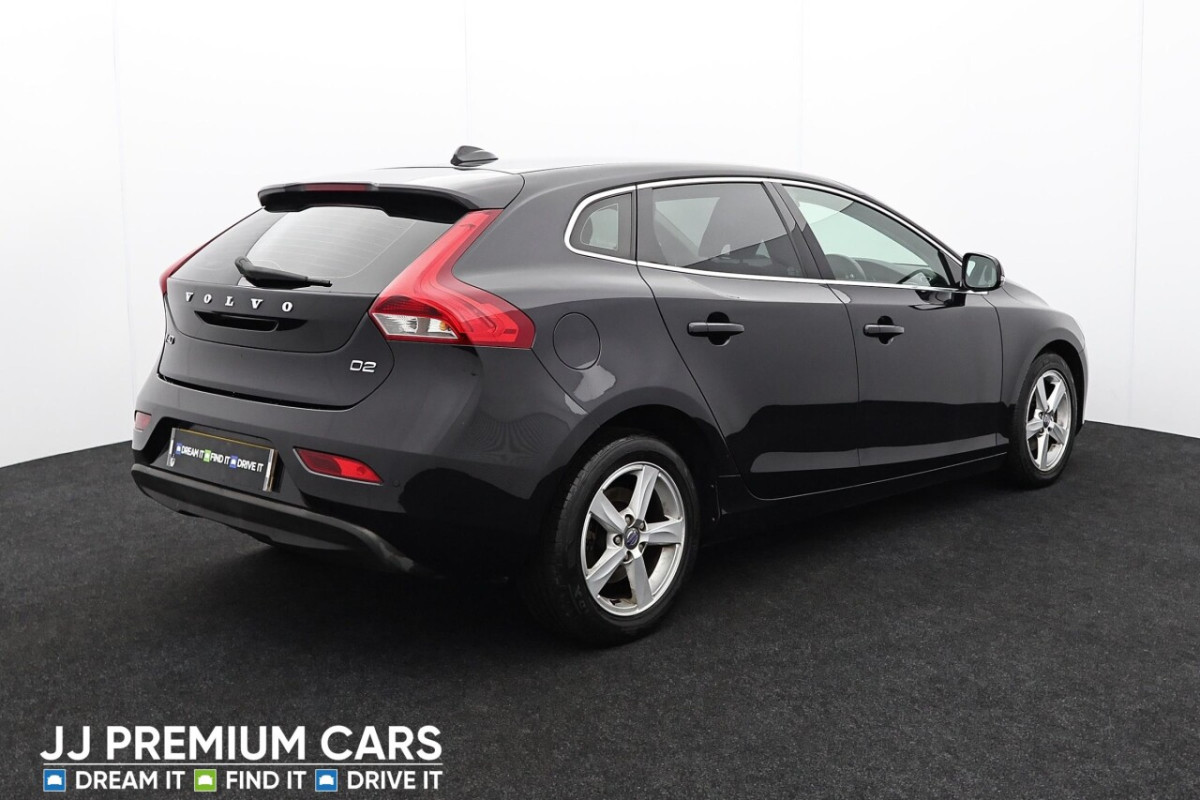 VOLVO V40 1.6 D2 SE NAV HATCHBACK 5DR DIESEL MANUAL EURO 5 (S/S) (115 PS) SAT NAV, BL - 2013 - £5,000